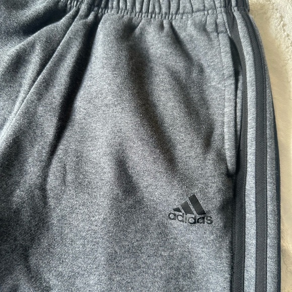 Men’s Adidas Essentials 3-Stripes Fleece Sweatpants in Gray Charcoal Size Medium - Picture 4 of 7
